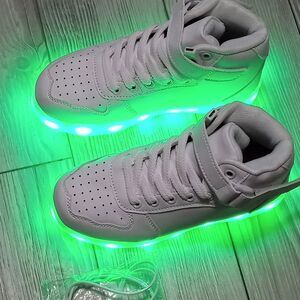 (S-4489) Kid's Glow Sneakers Sz 33 (2)